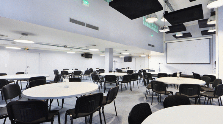 Salle de réunion Lino Ventura, configurée en banquet, en location à l'Espace BSA